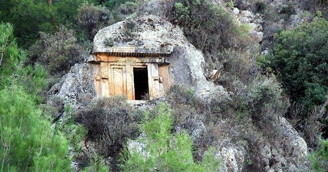 Kaya mezarlarındaki atıklar temizlendi