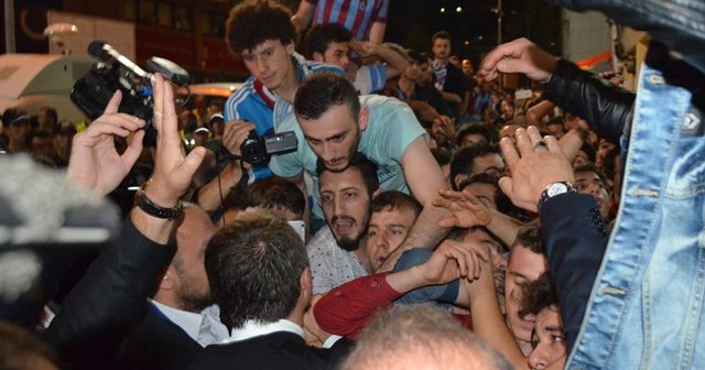 Kızgın Trabzonspor taraftarına Şota müdahale etti