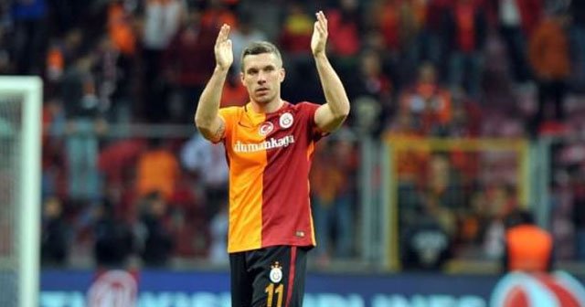 Lukas Podolski direkleri dövdü