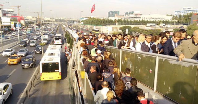 Metrobüs durağında insan seli