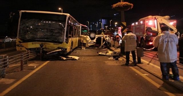 Metrobüs ile otomobil kafa kafaya çarpıştı, 5 ölü, 5 yaralı