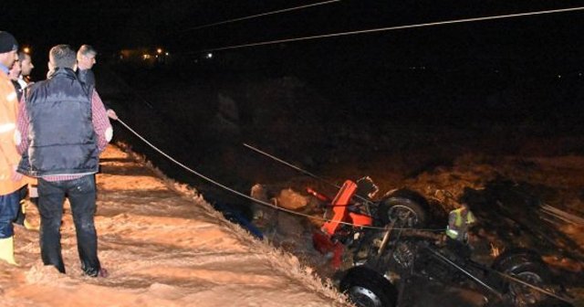 Nusaybin&#039;de sel sularına kapılan tır sürücü öldü