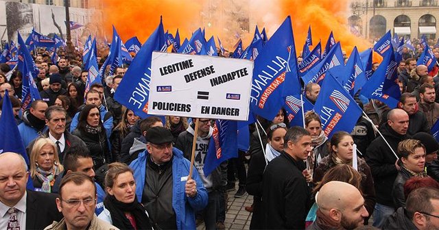 Paris&#039;te polisler hukuk sistemini protesto etti