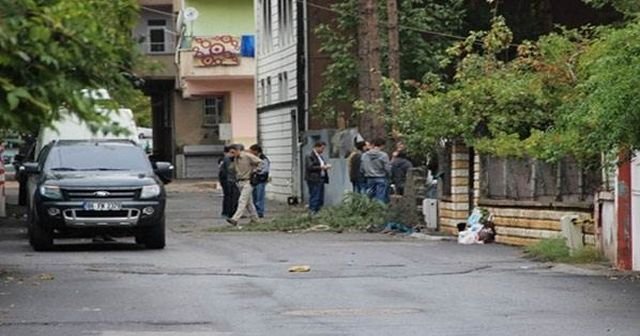 Polis, kazma kürekle bomba aradı