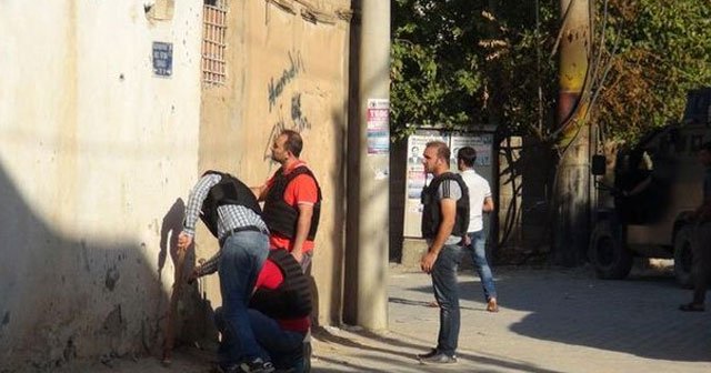 Polis Nusaybin&#039;deki duvarlarda mermi çekirdeği aradı