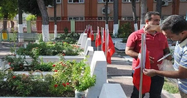 Şehit mezarlarındaki bayraklar çalındı