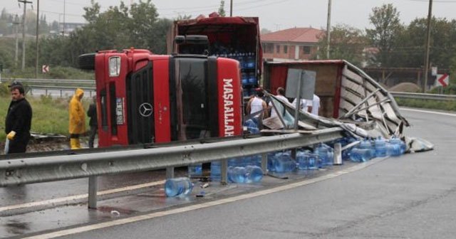 TIR devrildi, TEM ulaşıma kapandı