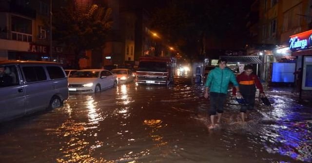 Yalova’da sağanak yağış hayatı olumsuz etkiledi