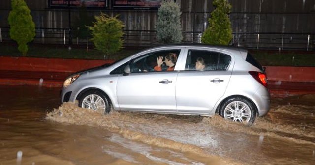 Zonguldak&#039;ta sağanak, araçlar mahsur kaldı