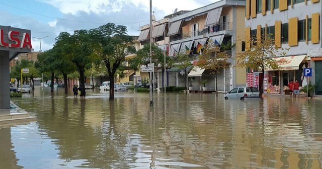 Arnavutluk&#039;ta şiddetli yağış hayatı olumsuz etkiledi