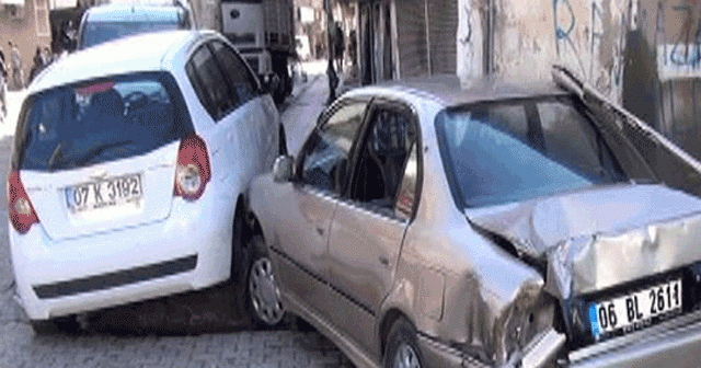 Caddeyi kapatan teröristlerle polis arasında çatışma