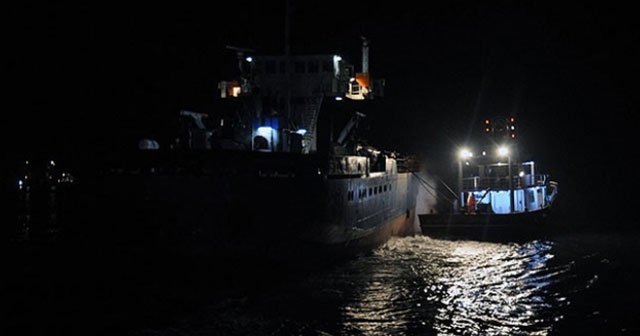 Çanakkale Boğazı&#039;nda yük gemisi karaya oturdu