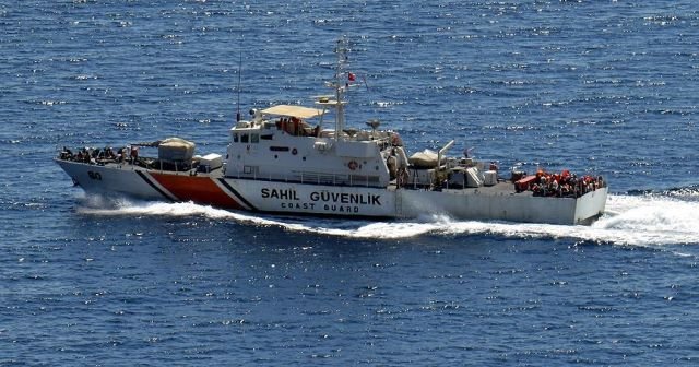 Çanakkale&#039;de sığınmacıları taşıyan tekne battı, 14 ölü