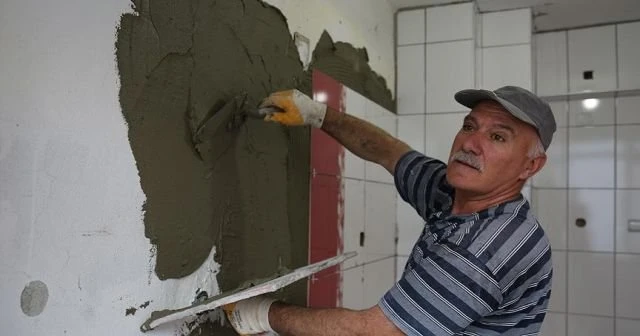 Çocuklarının eğitimi için inşaatlarda çalışıyor