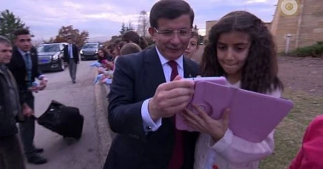 Davutoğlu'ndan çocuğa esprili cevap