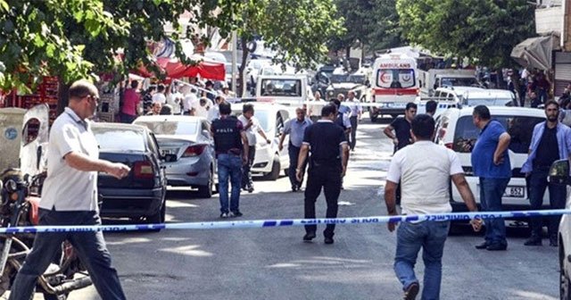Diyarbakır&#039;da ikinci saldırı, 2 polis ağır yaralı