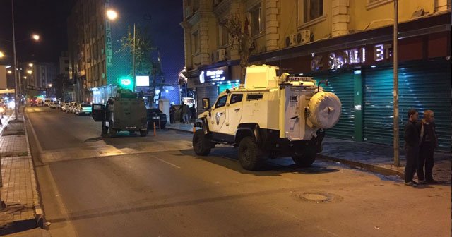 Diyarbakır&#039;da polis aracına saldırı, 3 polis yaralı, 1 terörist ölü