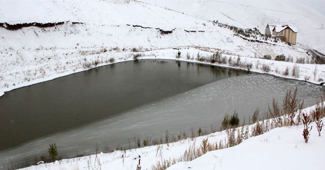 Erzurum&#039;da soğuk hava göleti dondurdu