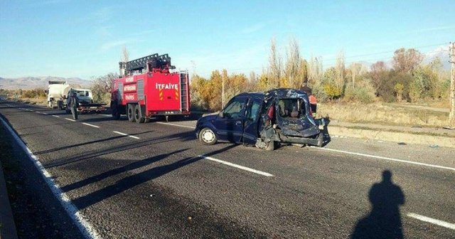 Hakemlerin bulunduğu otomobil TIR'la çarpıştı