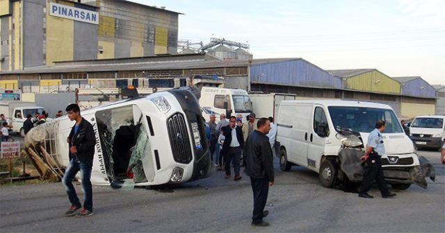 İki minibüs çarpıştı, 23 yaralı