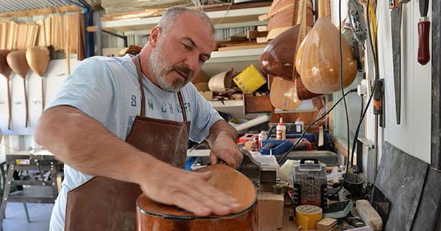 İnternetten öğrendi, bağlama yapımında usta oldu