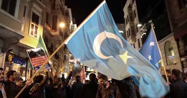 İstanbul&#039;da Rus Konsolosluğu önünde protesto