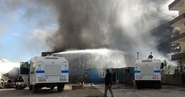 İtfaiyelerin yetersiz kaldığı yangına TOMA’lar müdahale etti