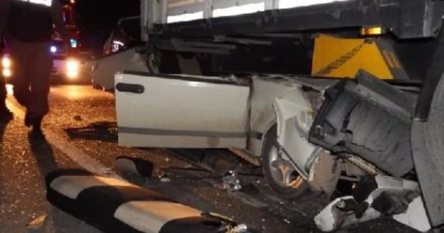 Kırmızı ışıkta bekleyen TIR'a çarptı, 1 ölü