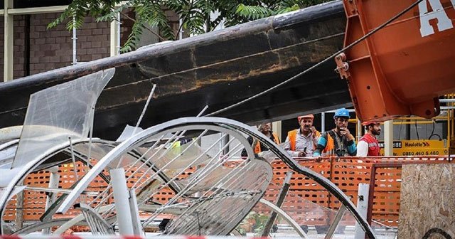 Küçükçekmece&#039;de vinç halı sahaya düştü, 2 ölü