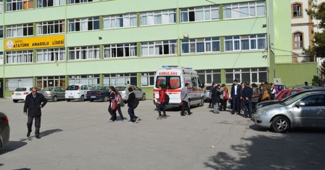 Lisede asit şişesi kırıldı, 5&#039;i öğrenci 6 kişi hastanelik oldu