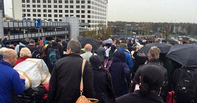 Londra&#039;da bomba paniği! Tahliye edildi