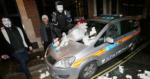 Londra&#039;da maskeli protesto