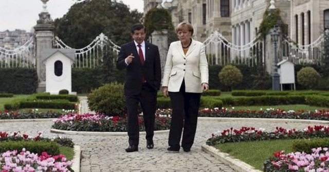 Merkel'den Davutoğlu'na tebrik telefonu