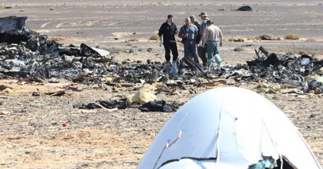 Rus yolcu uçağı gökyüzünde parçalanmış
