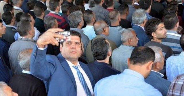 Şehit polisin cenazesinde selfie çeken MHP&#039;li