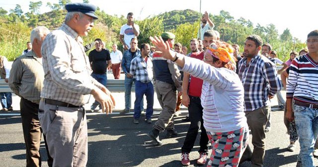 Sık sık kazaların yaşandığı yolu trafiğe kapattılar