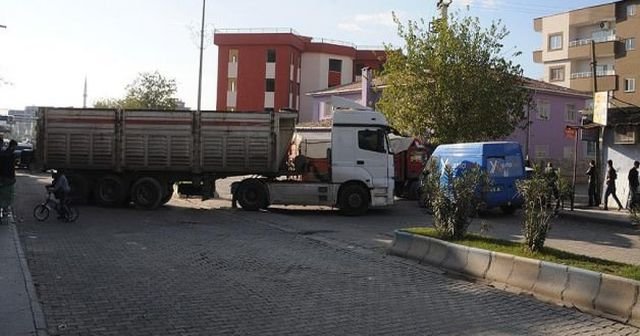 Şırnak&#039;ta yol kesen teröristlere tepki