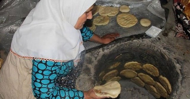 Türkmen kadınlar cephedekiler için tandır başında