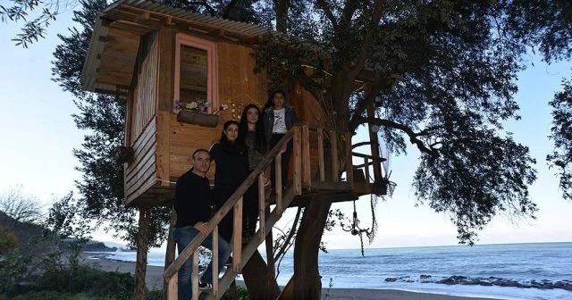 'Ağaç ev'de doğanın tadını çıkartıyorlar