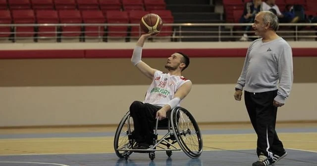 'Bedensel engeliyle' müzik dinleyip spor yaparak hayata tutunuyor