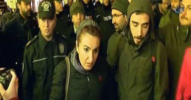 &#039;Katil devlet&#039; diyen kadına polisten tokat gibi cevap