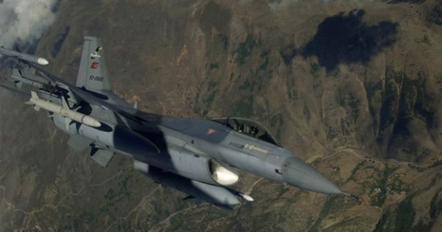 10 F-16 ile Suriye Sınırı&#039;nda devriye uçuşu