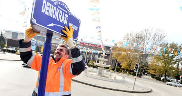 102 kişinin öldüğü meydana tabelalar asıldı