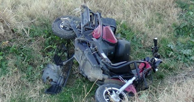 Adana&#039;da otomobil elektrikli bisiklete çarptı, 4 yaralı