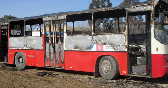 Adana’da PKK yandaşları otobüs yaktı