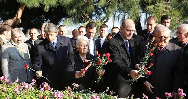 Aydın Menderes kabri başında anıldı