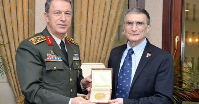 Aziz Sancar Nobel ödülünü Orgeneral Akar’a teslim etti