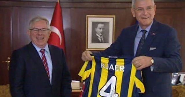 Bakan Bozkır’a imzalı Kjaer forması