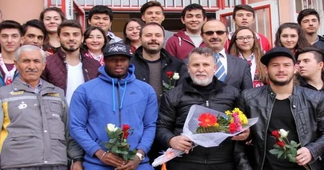 Balıkesirsporlu futbolcular öğrencilerle buluştu