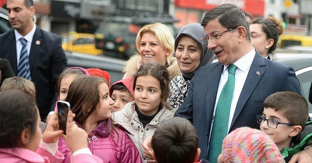 Başbakan Davutoğlu&#039;ndan öğrencilere sürpriz